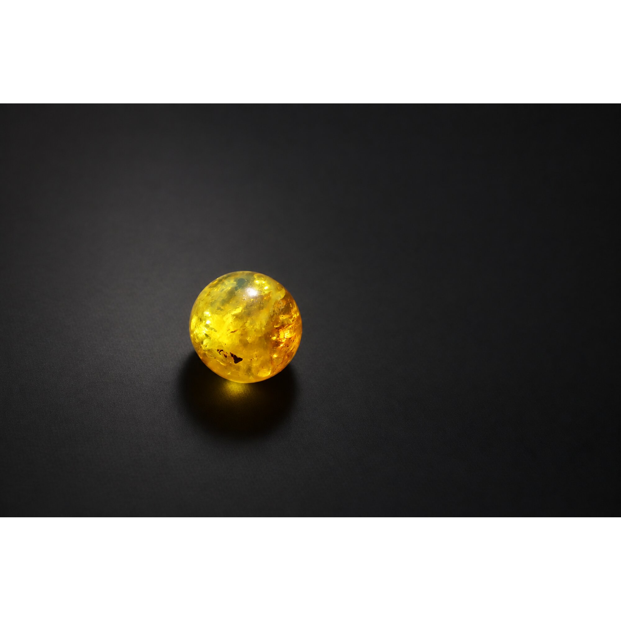 Untreated olive green yellow Dominican amber sphere/ball 18.7mm – photo 5