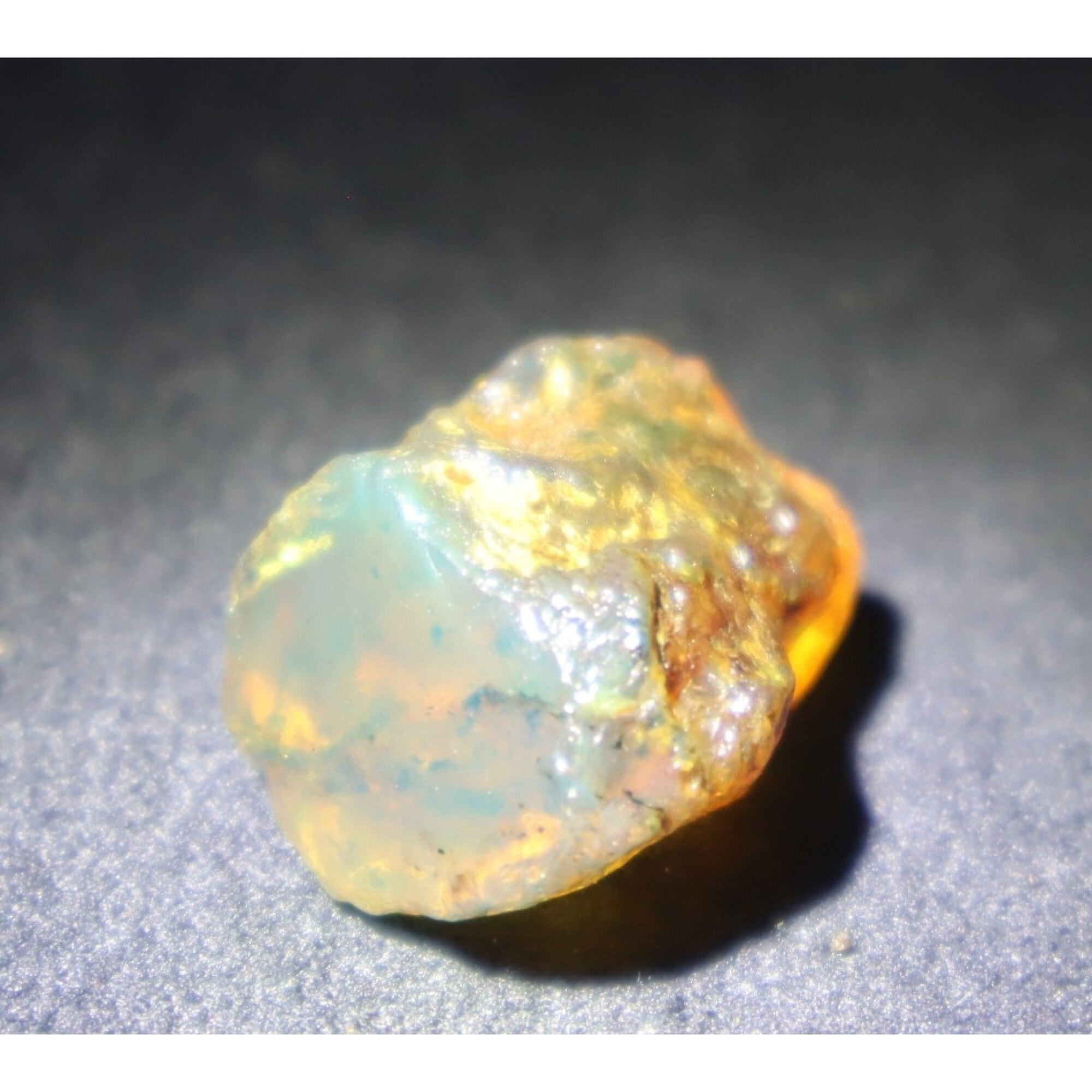 Genuine light blue rough specimen Dominican amber 25mm – photo 3