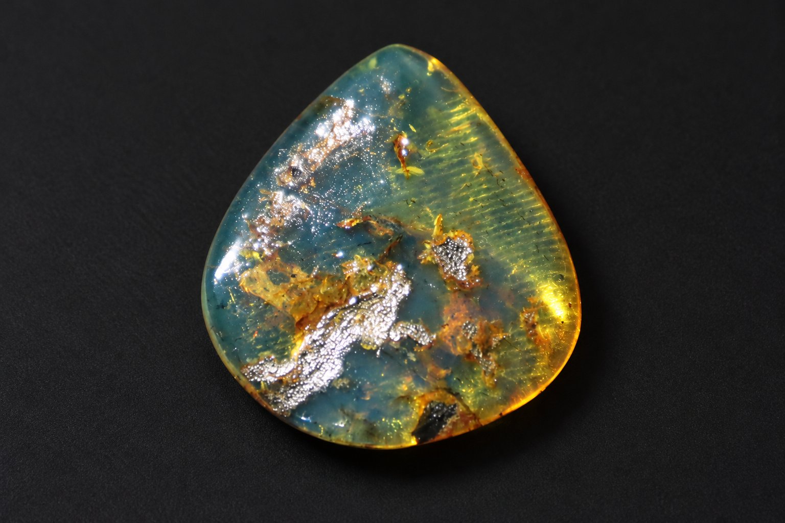 Genuine deep blue polished Dominican amber – photo 3