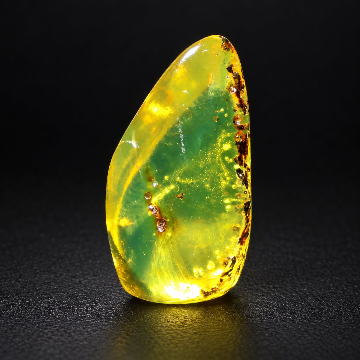 Authentic yellow green polished Dominican amber 35mm – photo 8