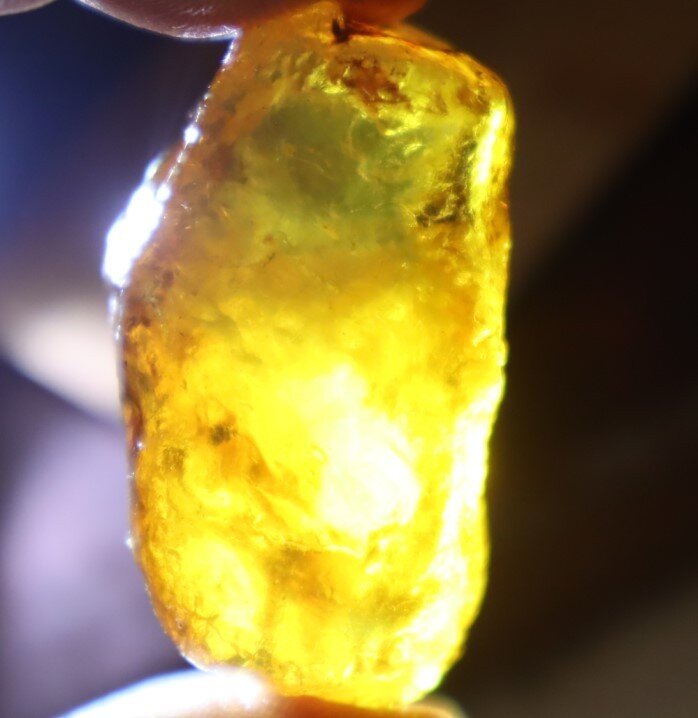 Charming Natural Dominican Clear Yellow Blue Amber Rough Specimen 41mm 18.2grams – photo 9