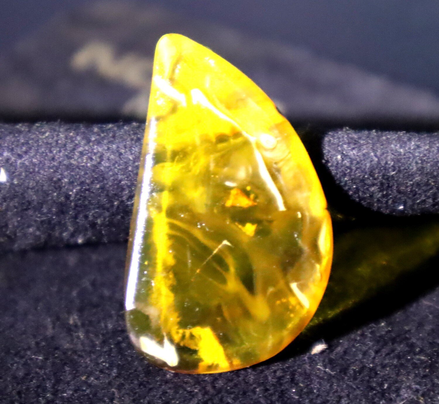 Beautiful Natural Dominican Clear Yellow Amber Polished Stone – 33mm – photo 4
